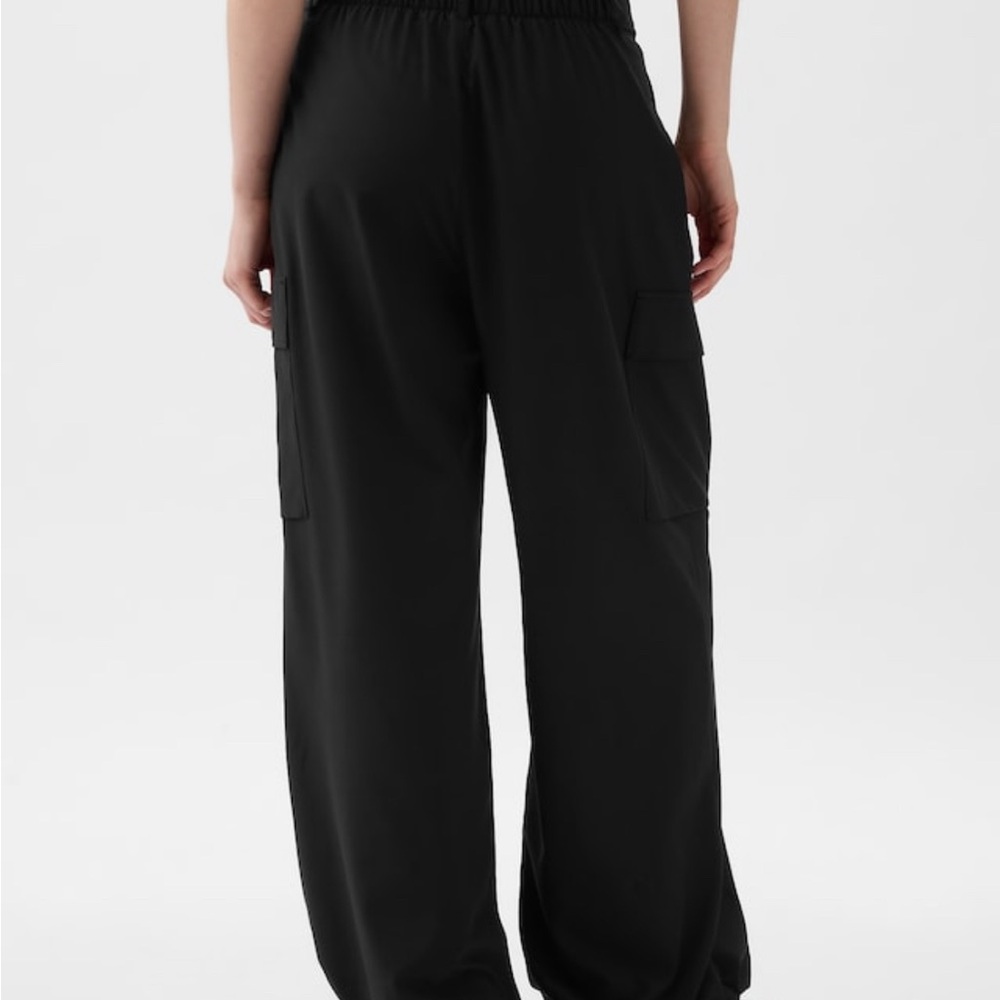GapFit High Rise Runaround Cargo Jogger in Black